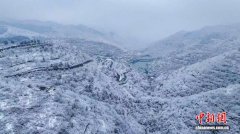 淄博潭溪山迎春雪  凝霜结玉似